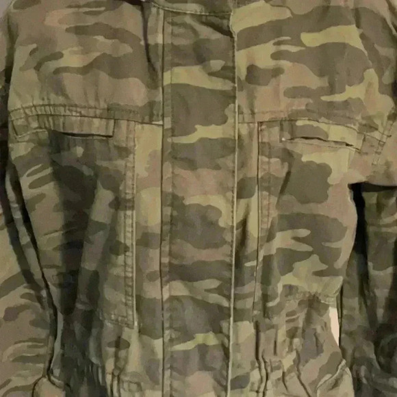 COPY - Universal Thread Camouflage Jacket in Size Medium - Picture 2 of 9